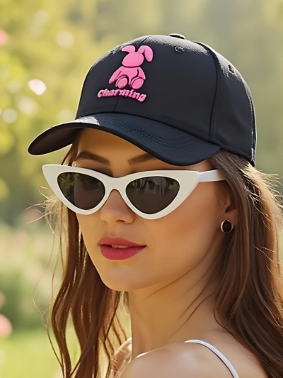 Royalfashion Кепка з нашивкою з кроликом, що підморгує