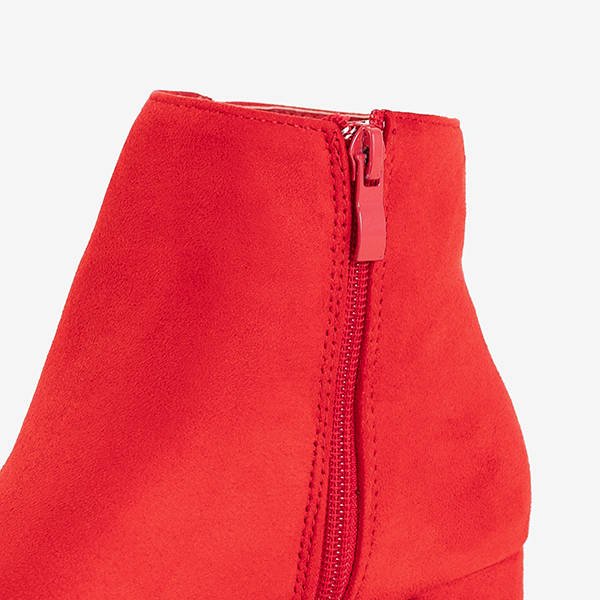 Rote Damenstiefel auf der Calida Post - Schuhe