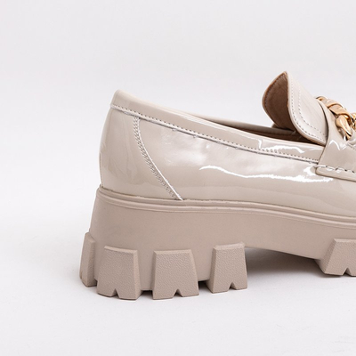 Hellbeige lackierte Damenschuhe zum Hineinschlüpfen mit Kette Guinewra - Schuhe