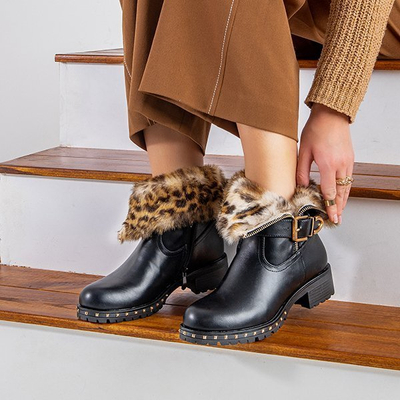 Rahels schwarze Stiefel mit flachem Absatz - Schuhe