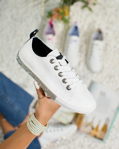 OUTLET Royalfashion Weiße Damen-Sneaker mit Zirkonen und schwarzen Einsätzen Zutifa