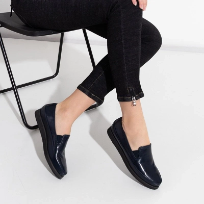 Dunkelblaue Damenschuhe aus Öko-Leder ziehen Medarda-Schuhe an