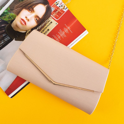 Beige schimmernde Clutch an einer Kette - Handtaschen