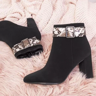 OUTLET Schwarze Stiefeletten mit Schnalle a'la Schlangenhaut Anya - Schuhe