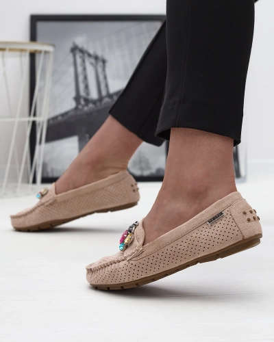 Hellbraune durchbrochene Damen Mokassins mit bunter Dekoration Aqitic - Schuhe