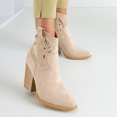 Beigefarbene Cowboystiefel auf der Belieu-Post - Schuhe
