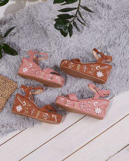 Рожеві жіночі босоніжки на танкетці з декором Cozana-Footwear