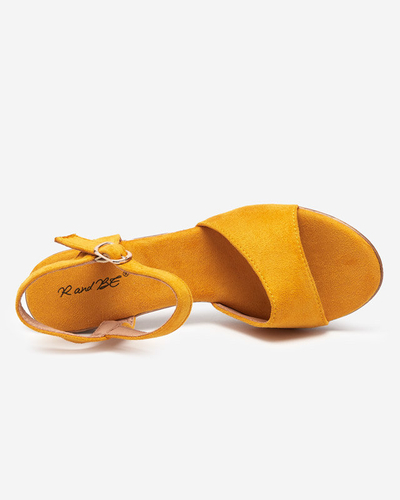 Senffarbene Damensandalen auf dem Pfosten Karislo - Schuhe