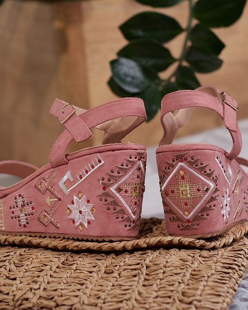 Рожеві жіночі босоніжки на танкетці з декором Cozana-Footwear