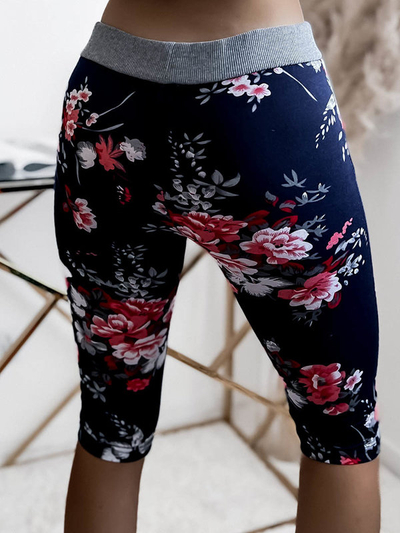 Gemusterte 3/4-Damenshorts in Marineblau und Rot. Übergrößenmode