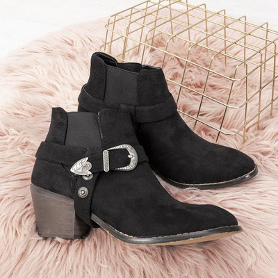 Schwarze Stiefel auf einem niedrigen Pfosten Asiene Cowboystiefel - Schuhe