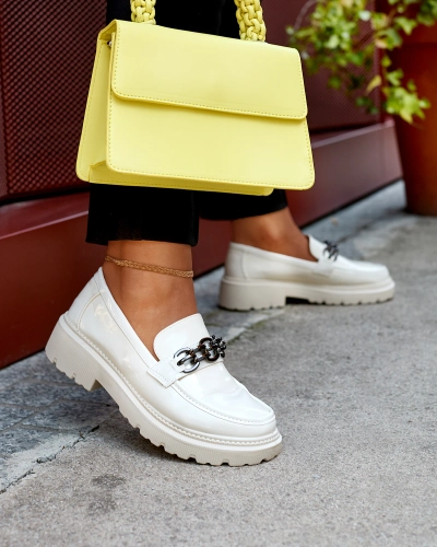 Damen lackierte Mokassins in Creme Farbe Adolos- Footwear