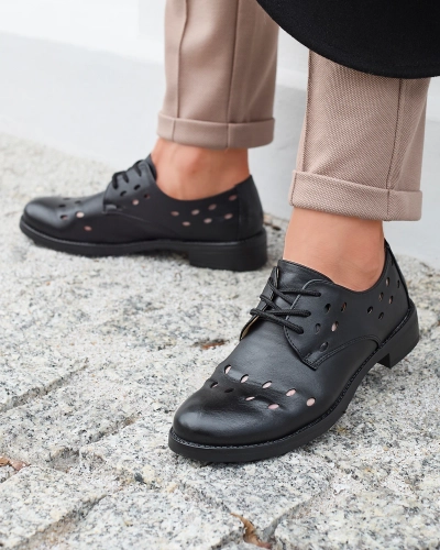 Durchbrochene Damen-Halbschuhe aus Öko-Leder in Schwarz Selofso- Footwear
