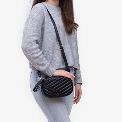 Чорна жіноча сумка зі стьобаною фактурою