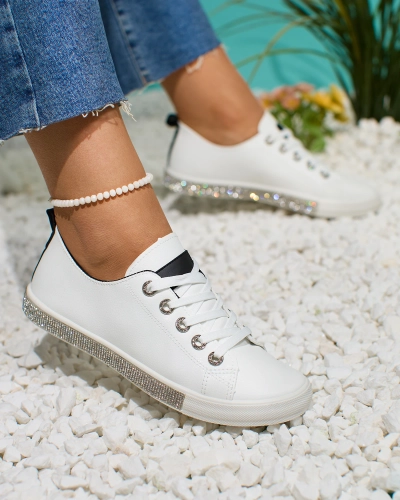 OUTLET Royalfashion Weiße Damen-Sneaker mit Zirkonen und schwarzen Einsätzen Zutifa