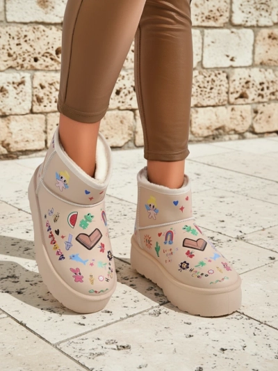 Gefütterte Callisto Angelico Stiefel mit Kinderzeichnungen auf Plateau Beige