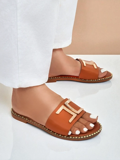 Royalfashion Жіночі шльопанці зі штучної шкіри з декором Gildra