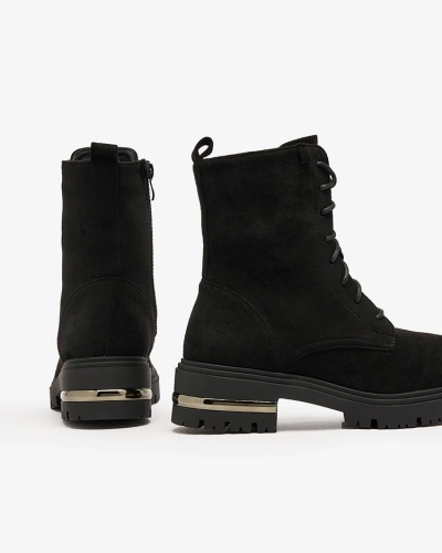 Royalfashion Schwarze Damenstiefel aus Öko-Wildleder mit Kette Azoldi