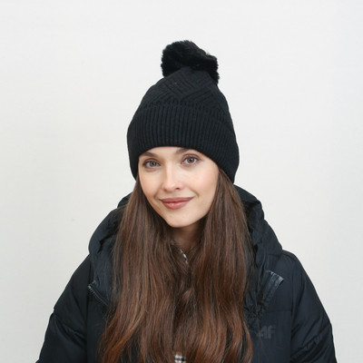 Schwarze isolierte Damenmütze mit Bommel - Accessoires