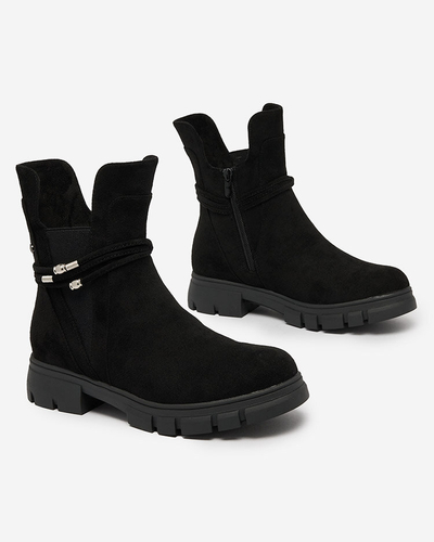 Royalfashion Schwarze Damenstiefel mit Zierriemen Dafflo