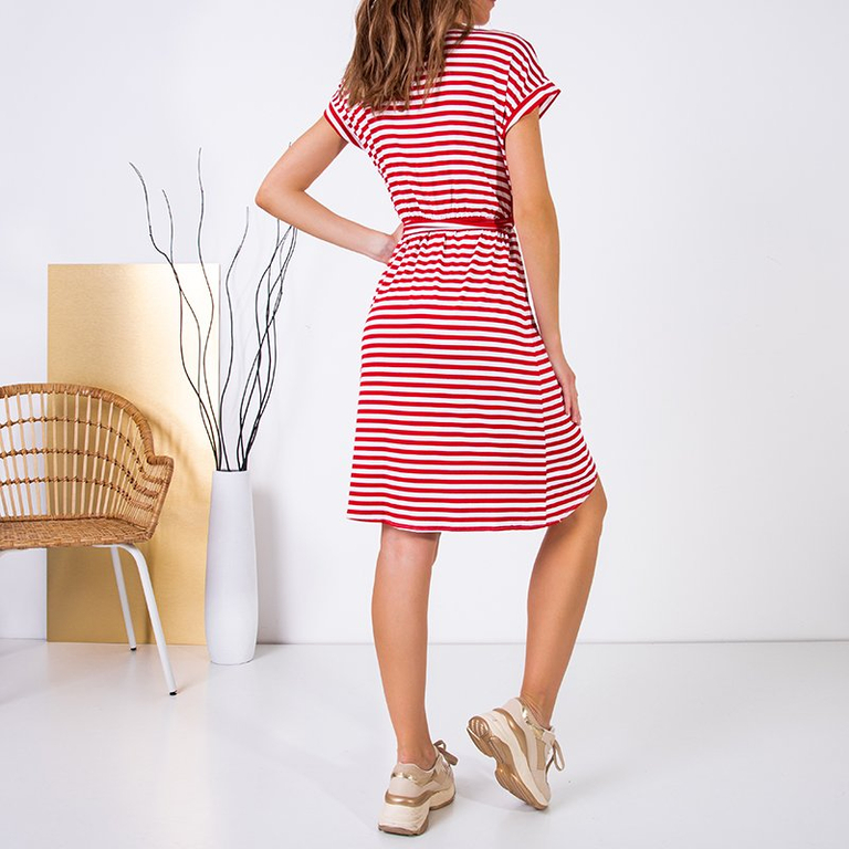 Rotes Kleid mit weißen Streifen - Kleidung