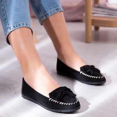 Schwarze Slipper auf einer flachen Sinsej-Sohle - Schuhe