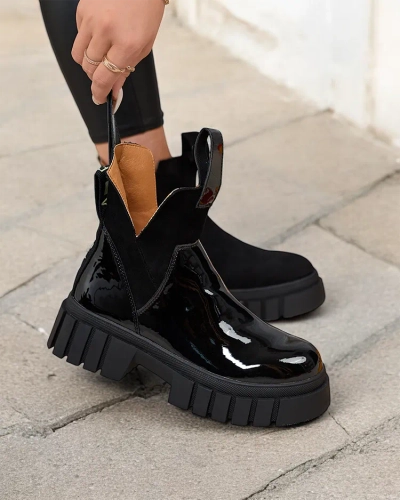 Royalfashion Schwarze isolierte Damenstiefel aus Lackleder Eratra
