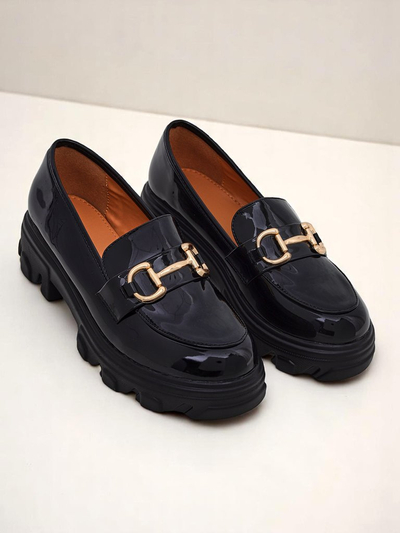 Royalfashion Damen Slipper aus Lackleder mit Verzierung Schwarzer Samt