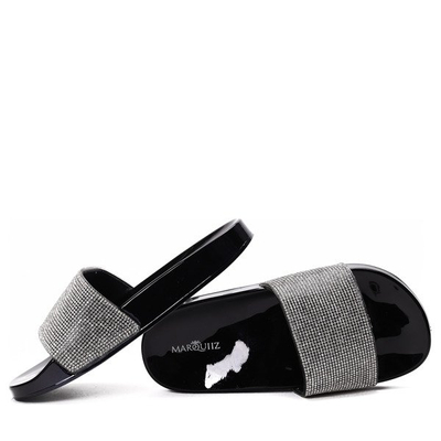 Czarne klapki- Obuwie