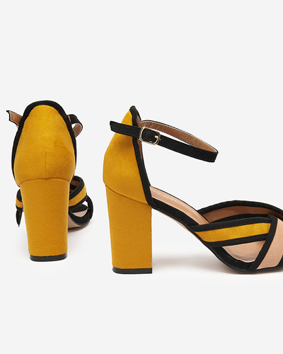 Senffarbene Damensandalen auf einem Pfosten Usuhi - Footwear