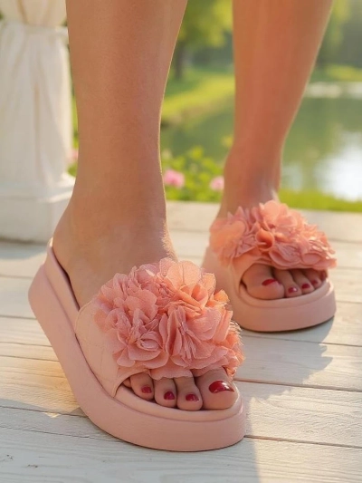Royalfashion Damensandalen mit kleinen Friesenblumen