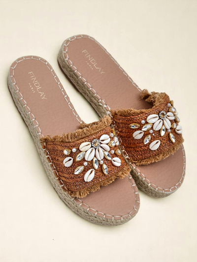 Royalfashion Callista Boho Camel Sandalen auf flacher Plattform mit Muscheln