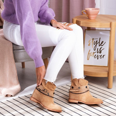 Beigefarbene Cowboystiefel an einem Salem-Keilabsatz - Schuhe