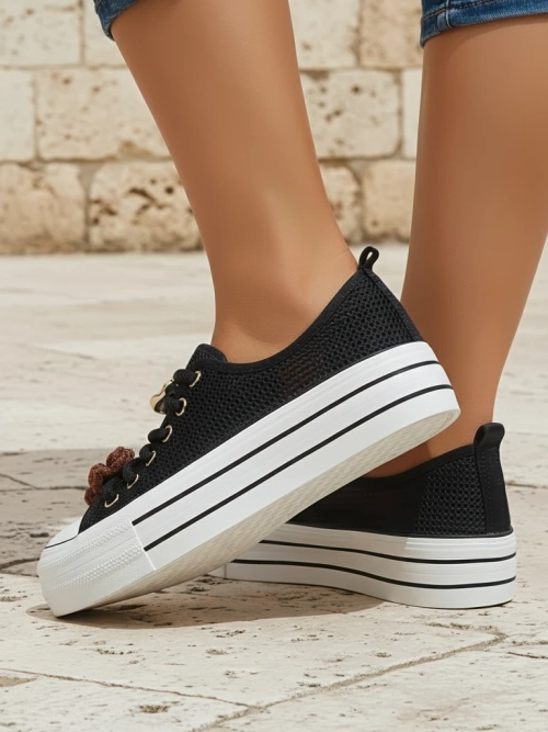 Royalfashion Жіночі перфоровані кросівки з декораціями Osdo