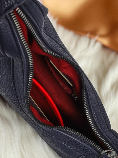 Royalfashion Kleine Damenhandtasche aus Öko-Leder mit dekorativem Riemen Lacquea