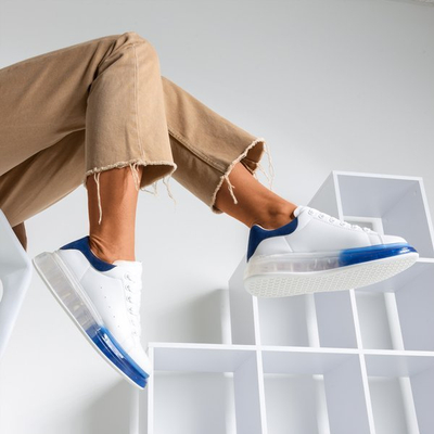 Weiße und blaue Turnschuhe mit dickerer Judite-Sohle - Schuhe