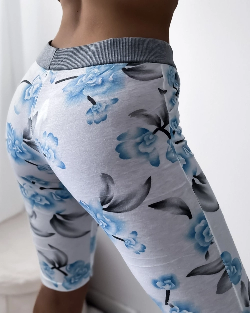 Жіночі білі шорти 3/4 довжини з блакитними квітами PLUS SIZE - Одяг