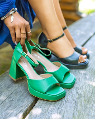 OUTLET Royalfashion Schwarze Damen-Sandalen auf einem Pfosten Spogge