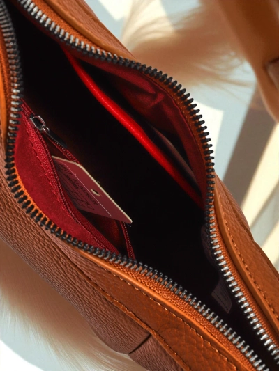 Royalfashion Kleine Damenhandtasche aus Öko-Leder mit dekorativem Riemen Lacquea