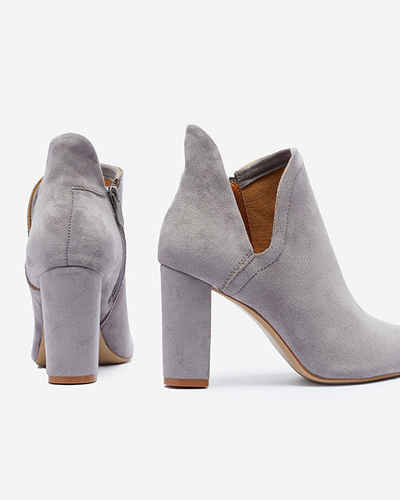Graue Stiefel mit Schnitt von Alania - Schuhe