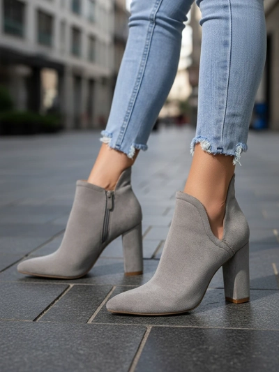 Graue Stiefel mit Schnitt von Alania - Schuhe