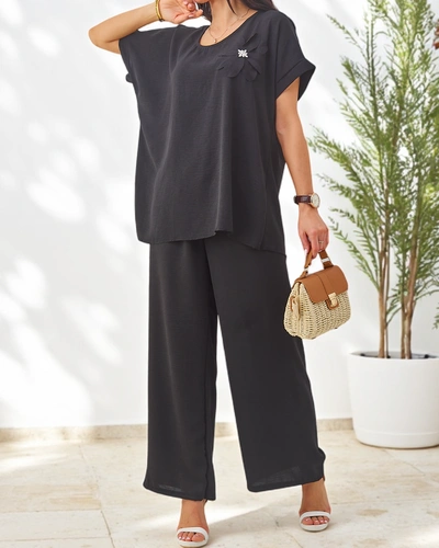 Royalfashion Damen set mit kurzen Ärmeln, dekorativer Blume und weiten Hosen