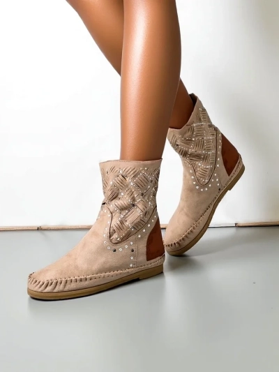 Royalfashion Damen Stiefeletten auf einem niedrigen Wedge mit Nieten im indischen Stil