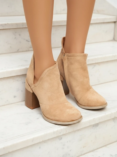 Hellbraune Damenstiefel mit Ausschnitten Plinara - Schuhe