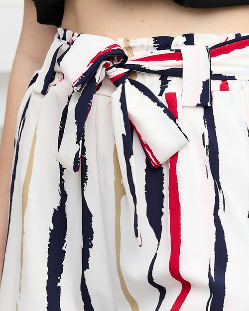 Жіночі шорти з білої тканини в смужку - Одяг