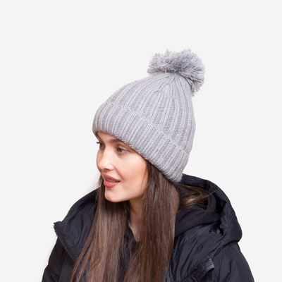 Graue, isolierte, glänzende Damenmütze mit Bommel - Accessoires