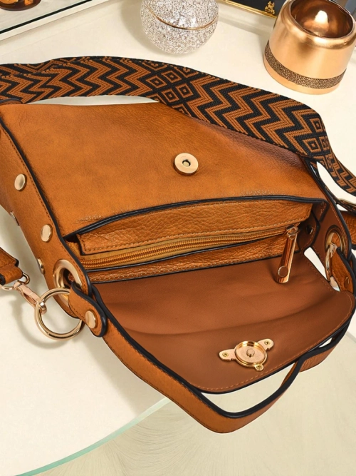 Жіноча сумка Minerva жовта з екошкіри, золота прикраса бджола, ремінець бохо