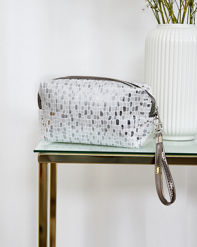 Royalfashion Gemusterte, glänzende Damen-Kosmetiktasche in Weiß