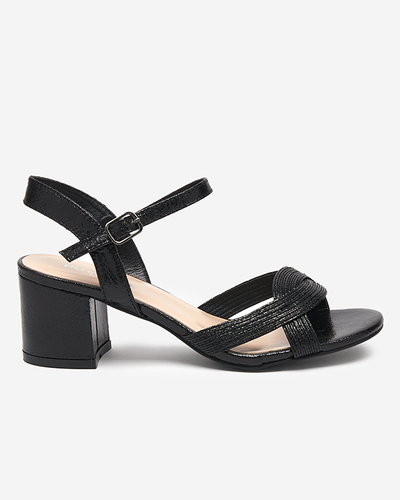 Schwarze Damensandale auf dem Pfosten. Offal- Schuhe