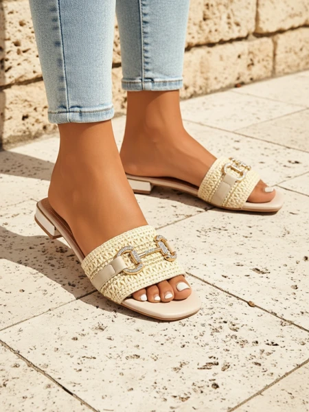 Royalfashion Damen Geflochtene Pantoletten mit Verzierung Aeterna